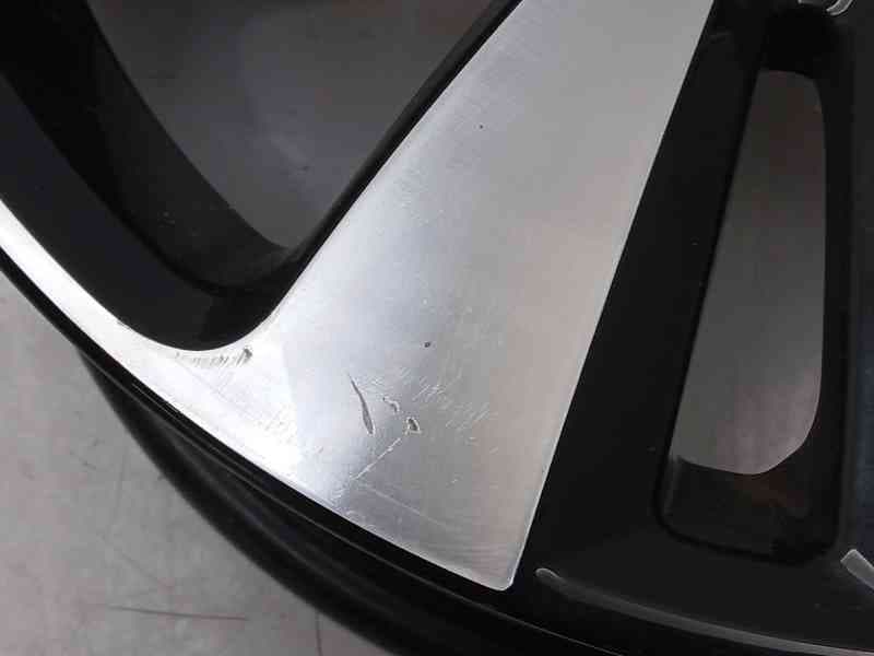 Recambio de llanta para citroën c3 iii (sx) 1.2 vti 82 referencia OEM IAM 9813075077 2