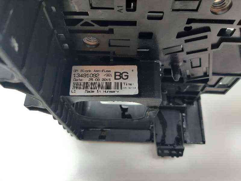 Recambio de caja reles / fusibles para opel corsa e edition referencia OEM IAM 13491092 - Blanco 3