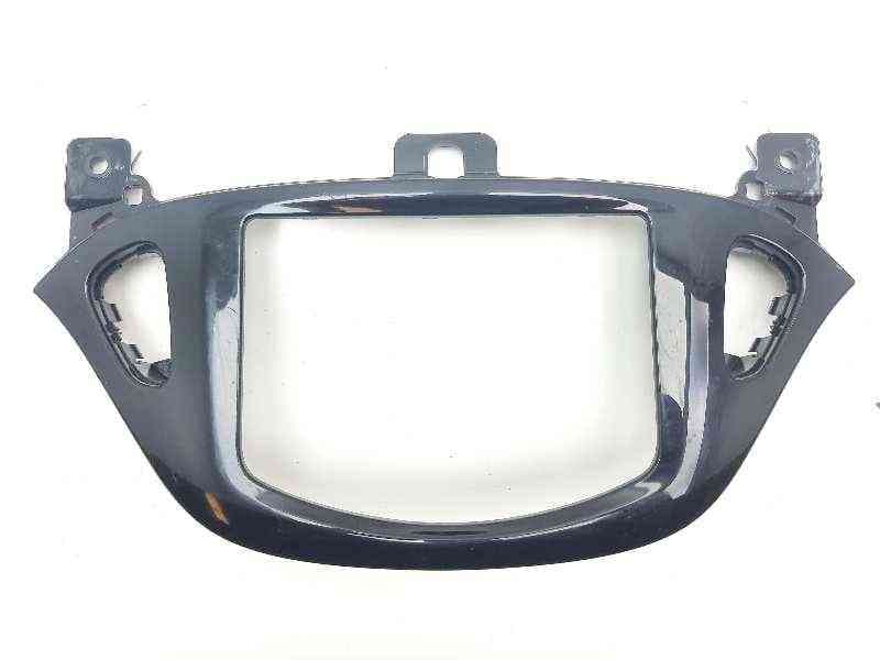 Recambio de moldura para opel corsa e edition referencia OEM IAM 13471358 - Blanco
