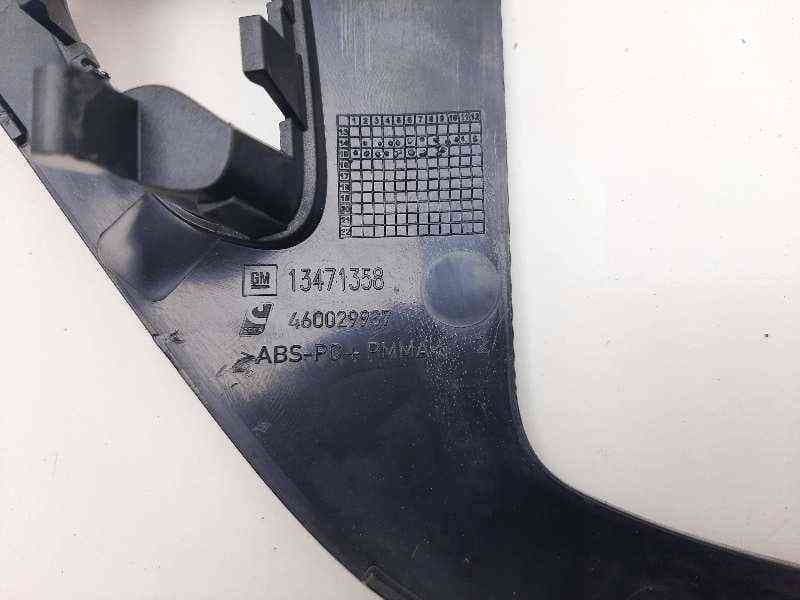 Recambio de moldura para opel corsa e edition referencia OEM IAM 13471358 - Blanco 2