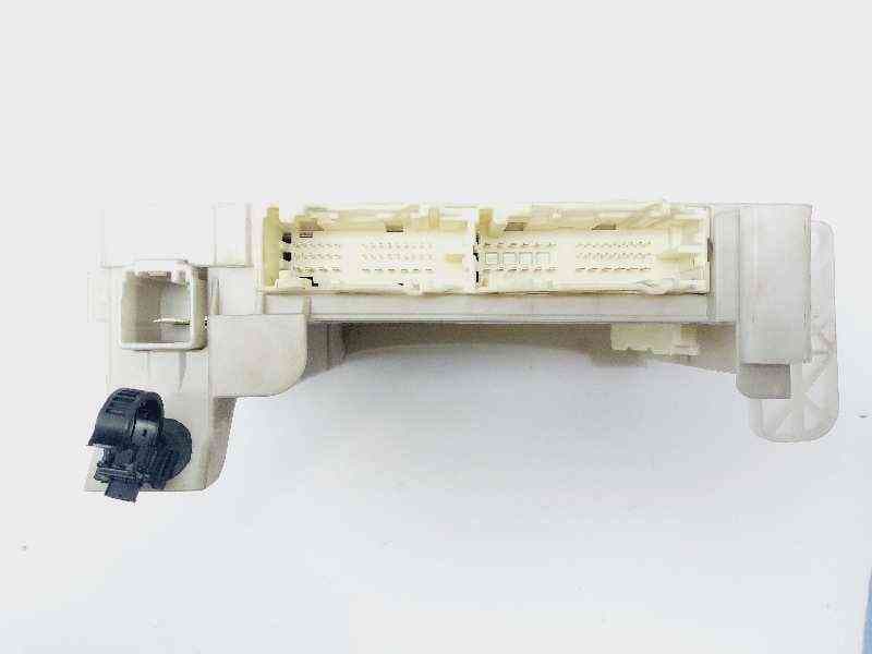 Recambio de caja reles / fusibles para toyota yaris city referencia OEM IAM 8273052K40 2
