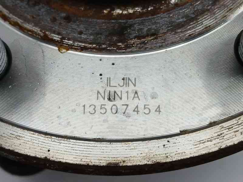 Recambio de buje para opel astra k (b16) 1.6 cdti (68) referencia OEM IAM 13507454 2