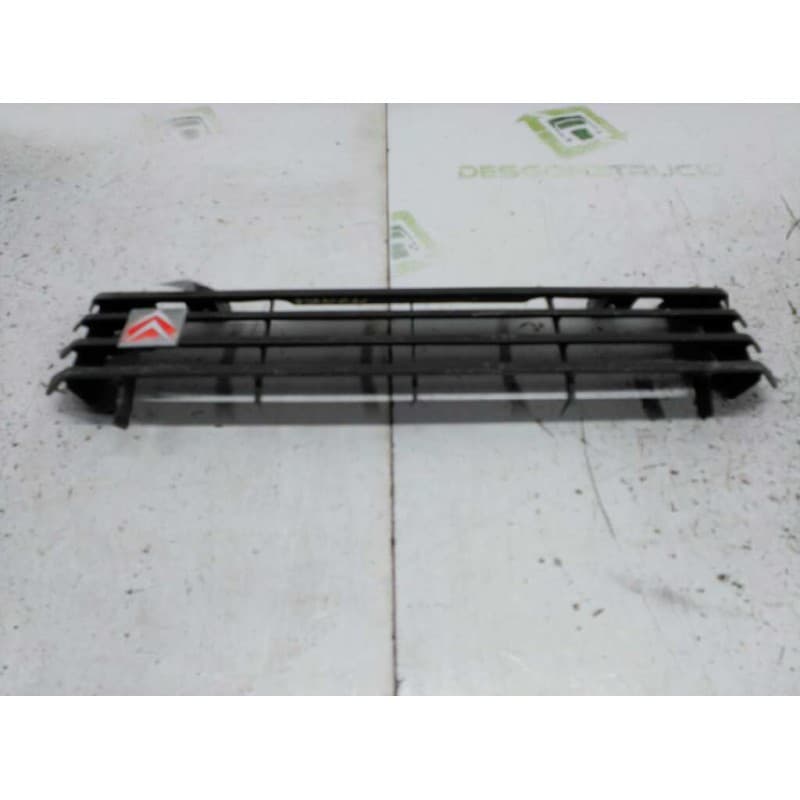 Recambio de rejilla delantera central para citroën c15 re familiale referencia OEM IAM - Blanco