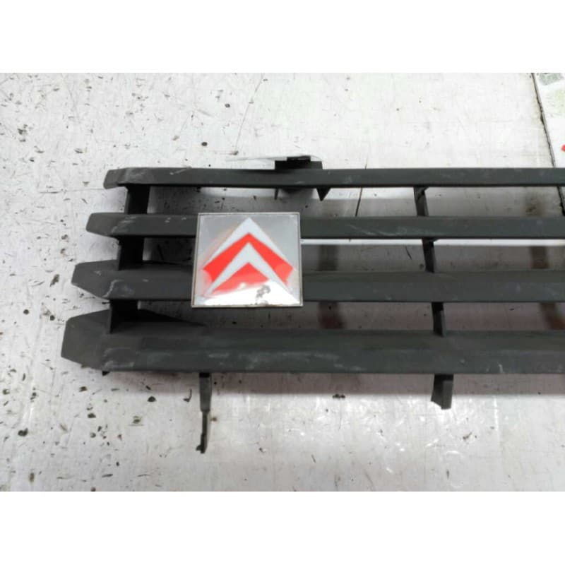 Recambio de rejilla delantera central para citroën c15 re familiale referencia OEM IAM - Blanco 3