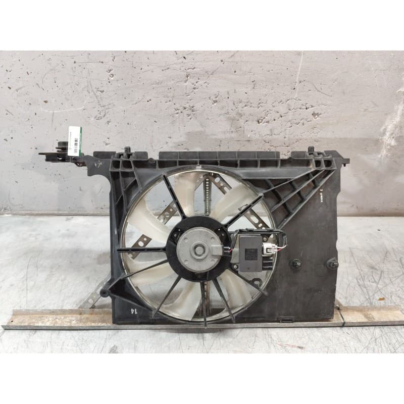 Recambio de electroventilador para toyota auris active referencia OEM IAM - Blanco