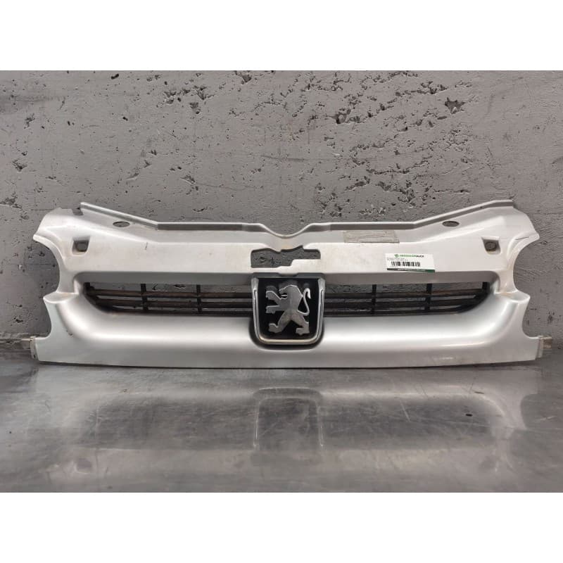 Recambio de rejilla delantera para peugeot partner (s1) combispace referencia OEM IAM - Gris