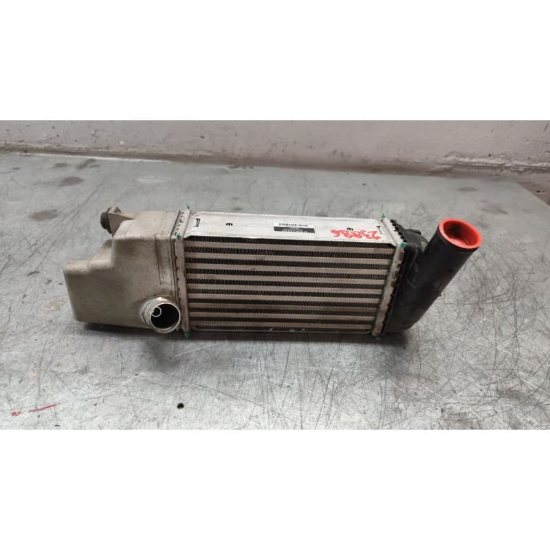 Recambio de intercooler para toyota auris active referencia OEM IAM JD1271005350 - Blanco