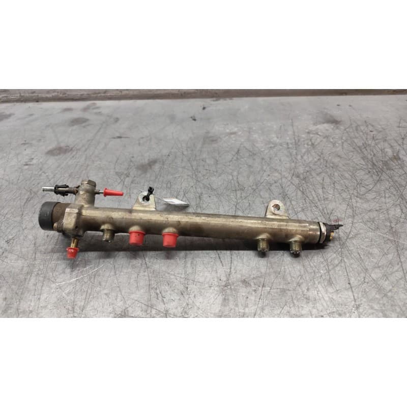 Recambio de rampa inyectora para opel corsa c blue line referencia OEM IAM 0445214044 - Blanco