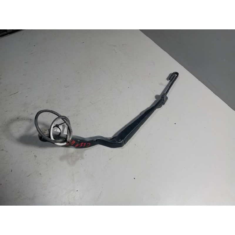 Recambio de brazo limpia delantero para nissan trucks atleon 120 referencia OEM IAM - Blanco