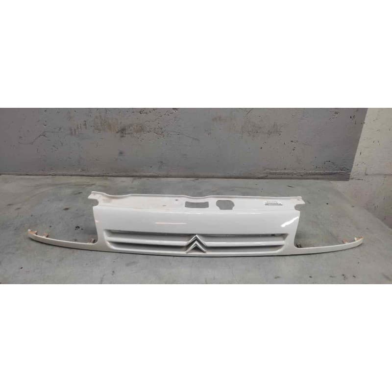Recambio de rejilla delantera central para citroën saxo 1.1 x referencia OEM IAM - Blanco