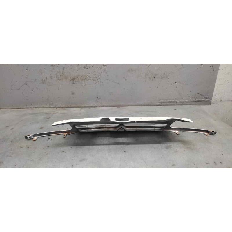Recambio de rejilla delantera central para citroën saxo 1.1 x referencia OEM IAM - Blanco 2