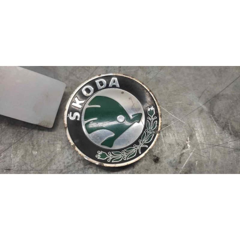 Recambio de tapacubos para skoda octavia berlina (1u2) referencia OEM IAM 1U0601149