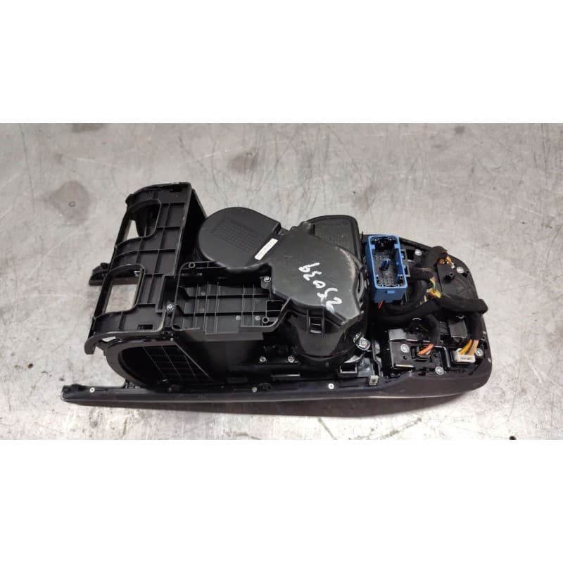 Recambio de consola central para kia niro i (de) e-niro referencia OEM IAM 84670q4000 - Blanco 2