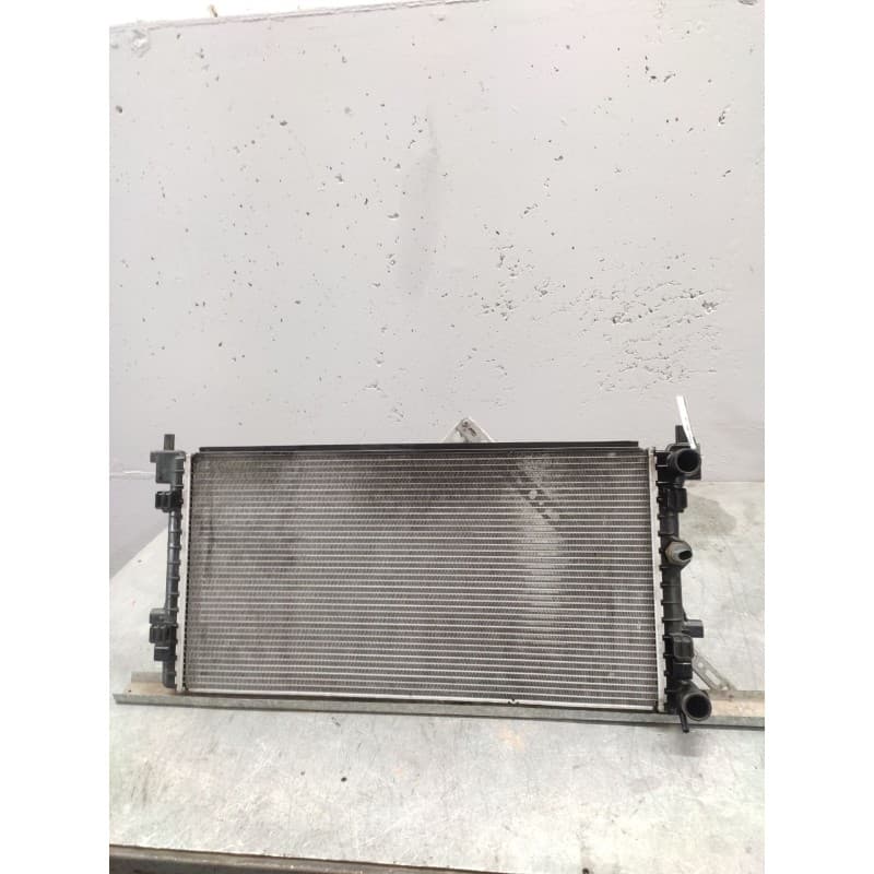 Recambio de radiador agua para skoda rapid ambition referencia OEM IAM 6R0121253A - Blanco