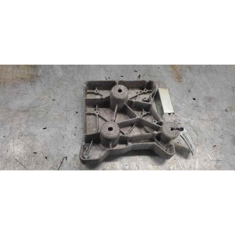 Recambio de soporte para nissan qashqai (j11) acenta referencia OEM IAM 64865EF0A - Blanco