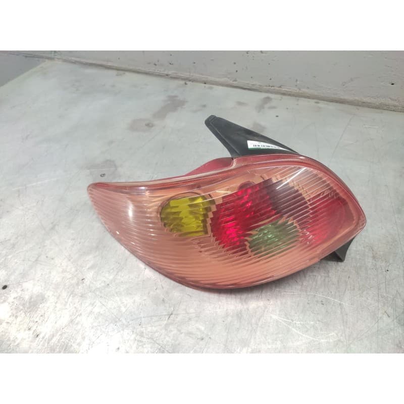 Recambio de piloto trasero izquierdo para peugeot 206 berlina xt referencia OEM IAM - Gris