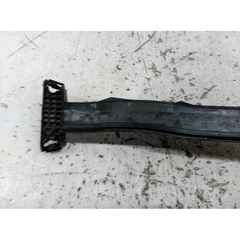 Recambio de molduras delanteras para peugeot 308 confort referencia OEM IAM 2