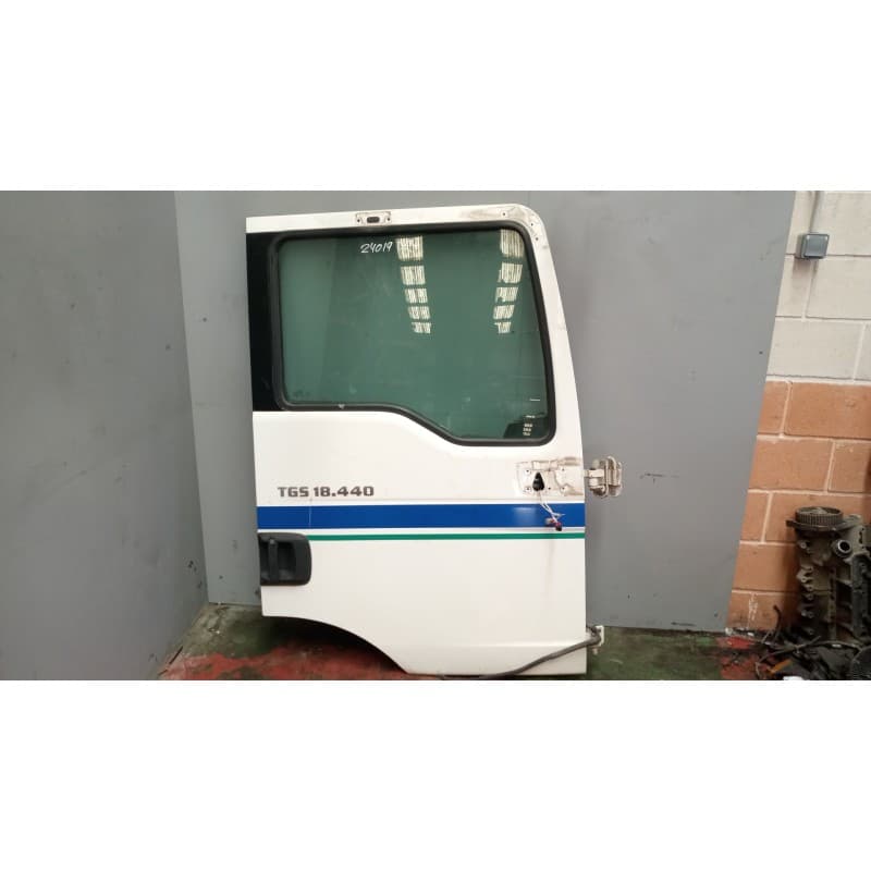 Recambio de puerta delantera derecha para man tgs referencia OEM IAM 81626004132 - Blanco
