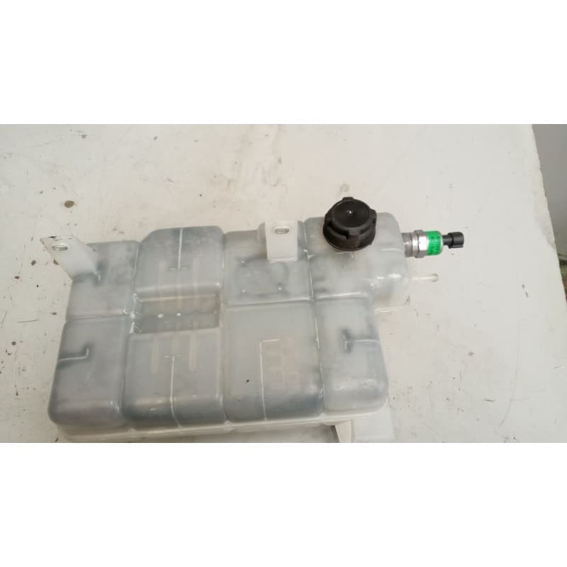 Recambio de deposito expansion para iveco sunrise referencia OEM IAM 5801255878 - Blanco