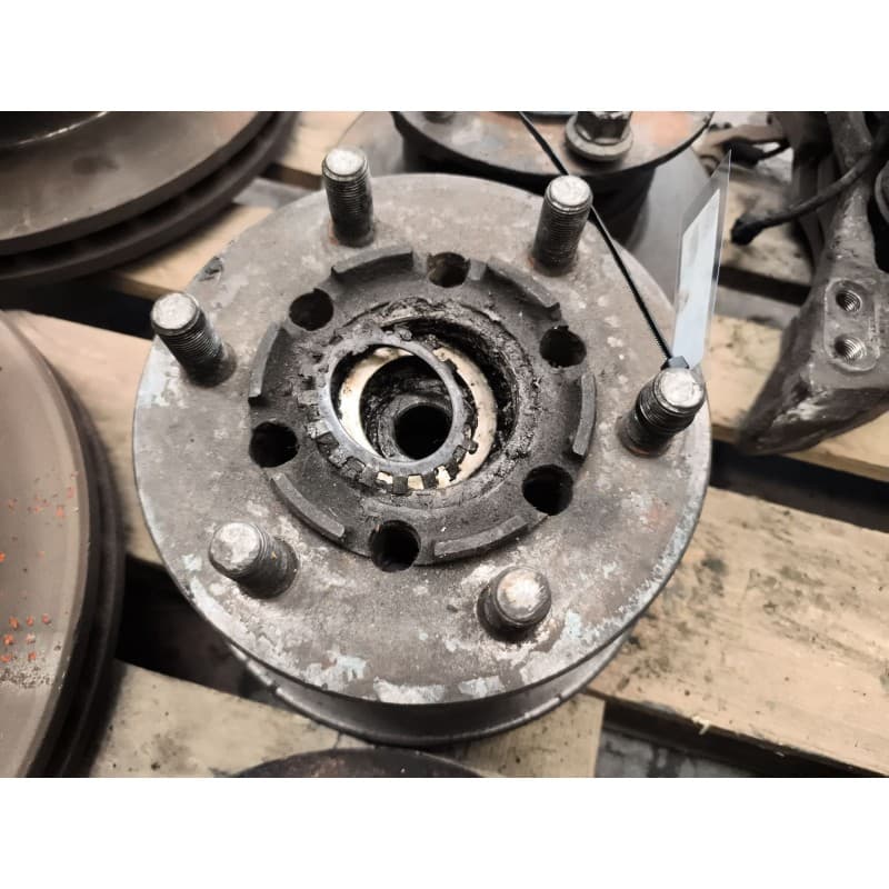 Recambio de buje delantero para nissan atleon 35.13 referencia OEM IAM 061003670