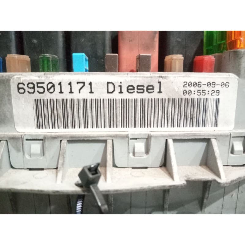 Recambio de caja reles / fusibles para iveco a65c18/wing referencia OEM IAM 69501171 - Blanco 3