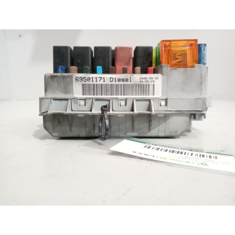 Recambio de caja reles / fusibles para iveco a65c18/wing referencia OEM IAM 69501171 - Blanco 7