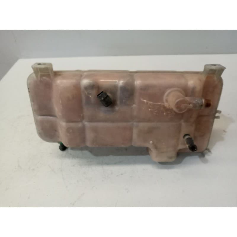 Recambio de deposito expansion para iveco a65c18/wing referencia OEM IAM 504136607 - Blanco 2