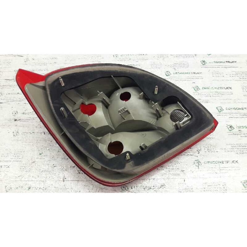 Recambio de piloto trasero derecho para ford fiesta berlina ghia referencia OEM IAM 2