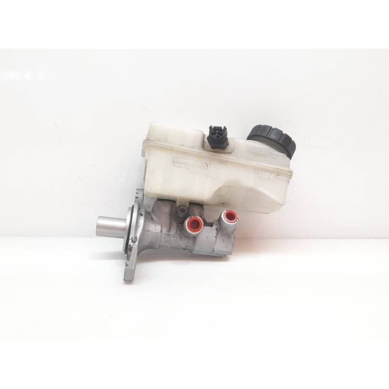 Recambio de bomba freno para dacia sandero stepway referencia OEM IAM 8304 - Blanco