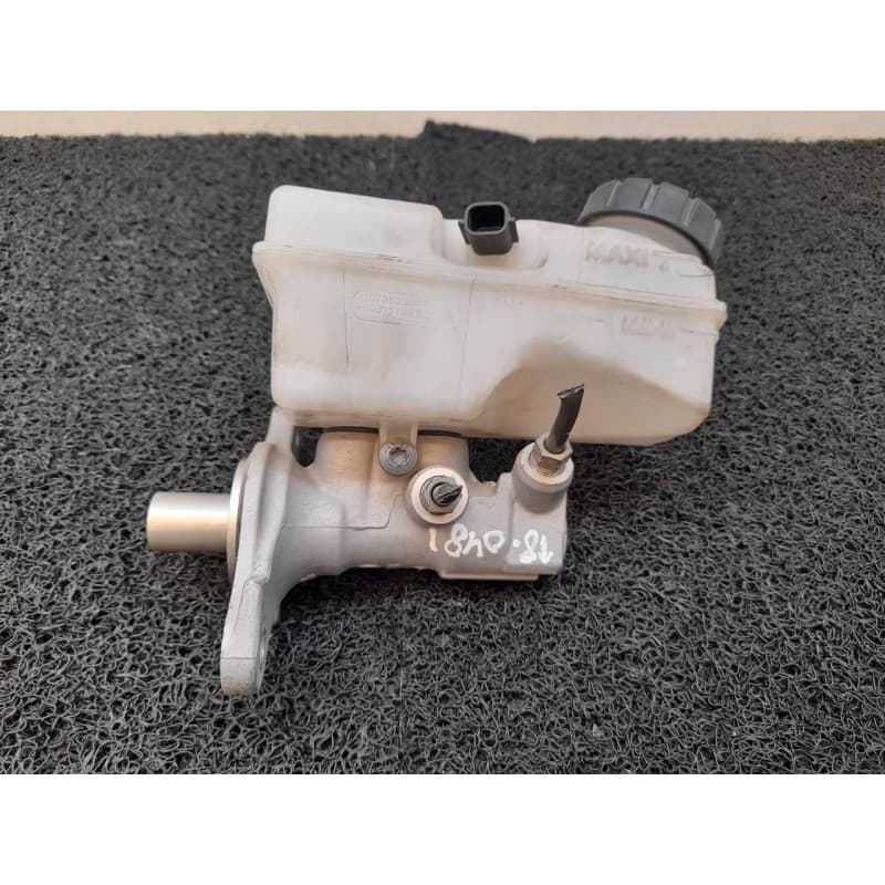 Recambio de bomba freno para renault clio iv authentique referencia OEM IAM 8304 - Blanco