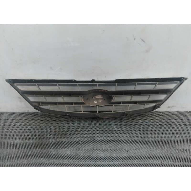 Recambio de rejilla delantera para kia carens 1.6 lx referencia OEM IAM 2