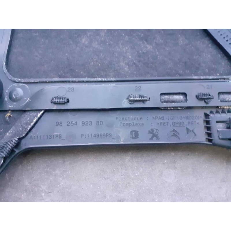 Recambio de tapa superior motor para peugeot 308 style referencia OEM IAM 2