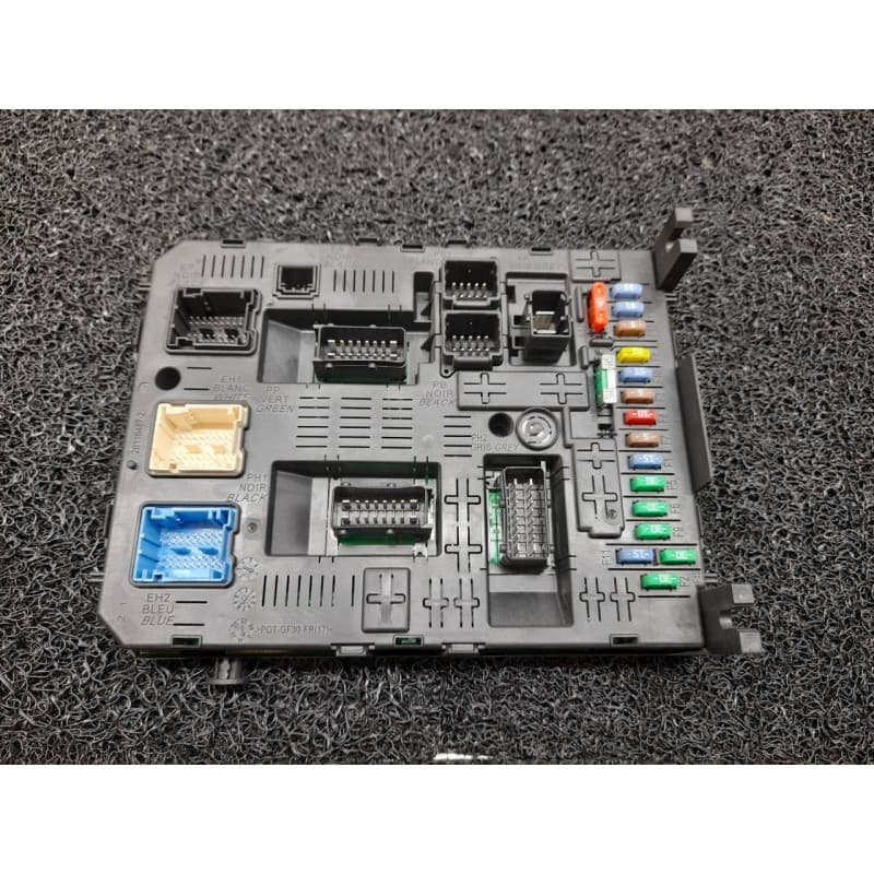 Recambio de caja reles / fusibles para peugeot 3008 active referencia OEM IAM - Negro
