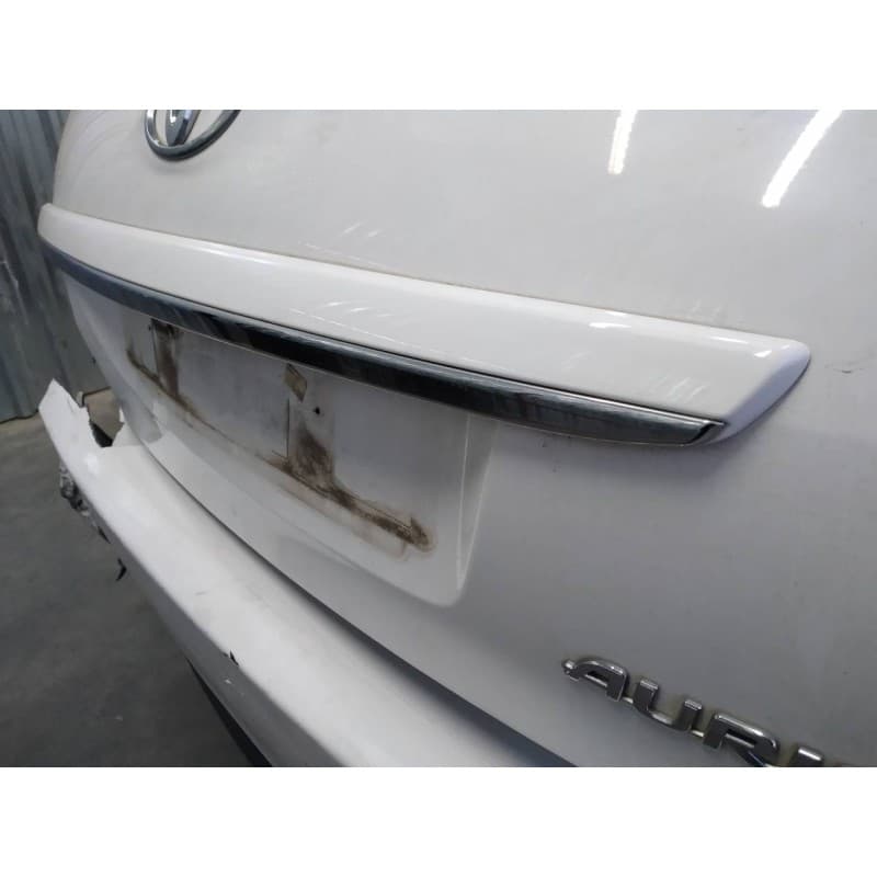 Recambio de molduras traseras para toyota auris active referencia OEM IAM - Blanco 2