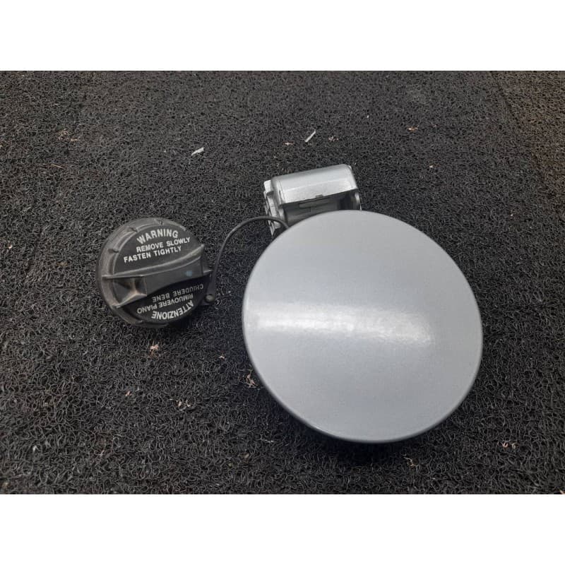 Recambio de tapa exterior combustible para kia rio 1.6 ex2 referencia OEM IAM