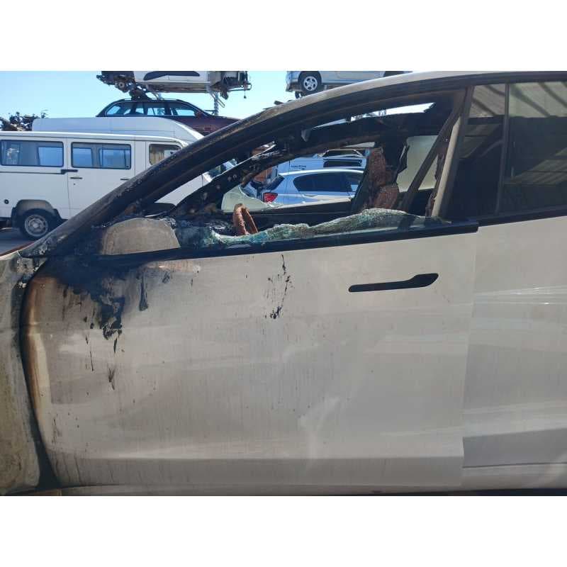 Recambio de puerta delantera izquierda para tesla model 3 ev referencia OEM IAM - Calcinado