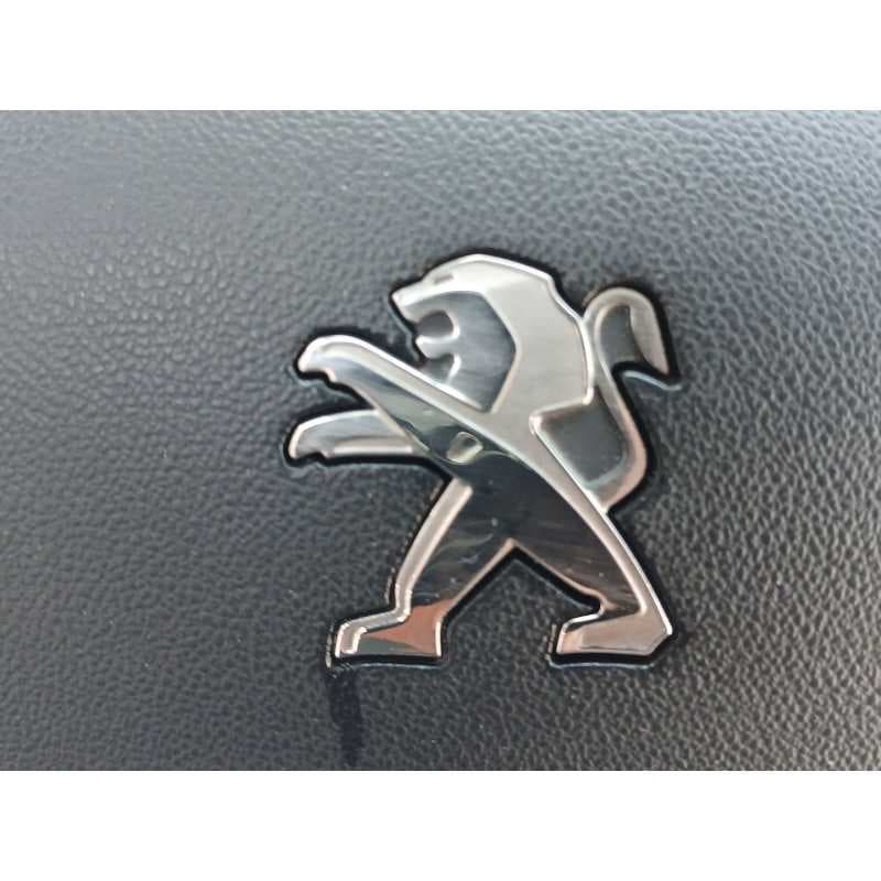 Recambio de motor limpia trasero para peugeot 208 style referencia OEM IAM - Blanco