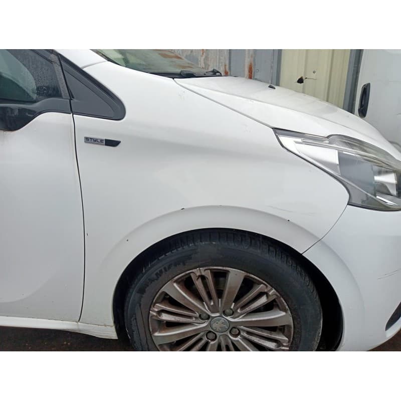 Recambio de aleta delantera derecha para peugeot 208 style referencia OEM IAM - Blanco