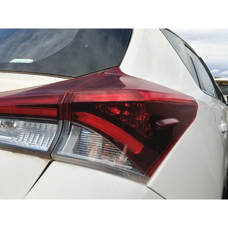 Recambio de piloto trasero derecho para toyota auris active referencia OEM IAM - Blanco