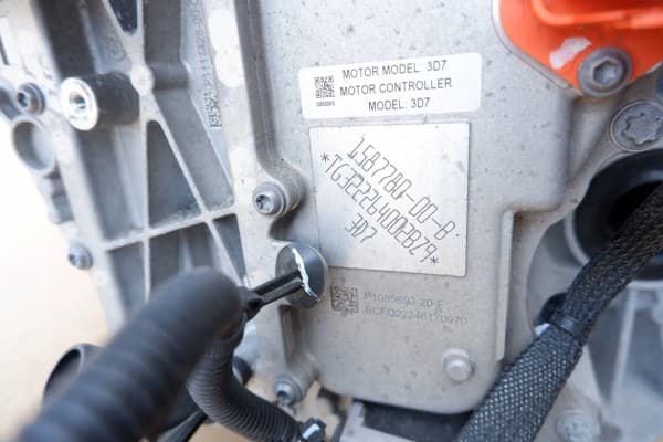 Motor eléctrico trasero Tesla Y 1587780-00-B usado 4
