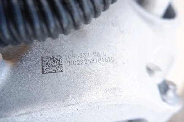Motor eléctrico trasero Tesla Y 1587780-00-B usado 7