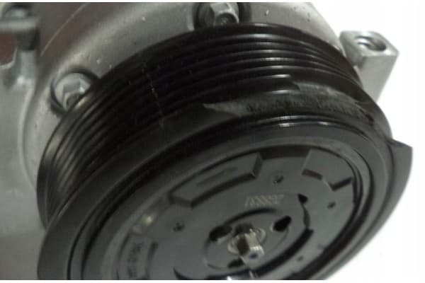 Compresor de aire acondicionado Valeo 813413 usado 4