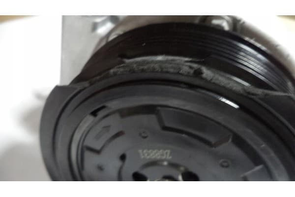 Compresor de aire acondicionado Valeo 813413 usado 5