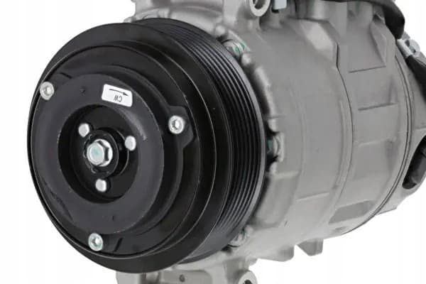 Compresor de aire acondicionado Valeo 813427 usado 2