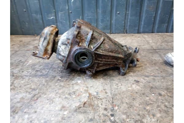 Puente trasero de transmisión Mercedes W123 usado 4