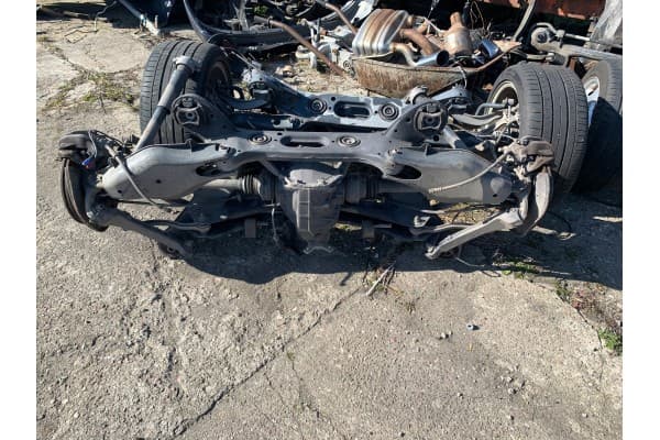 Mercedes W218 Puente 2183500200 usado