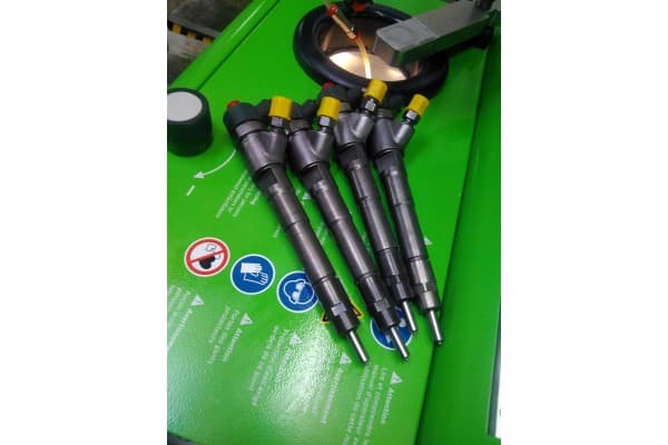 Inyector Bosch 0 445 110 205 para Mercedes usado 7