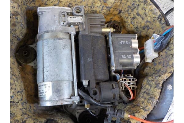 Compresor de suspensión BMW Nivo usado 2