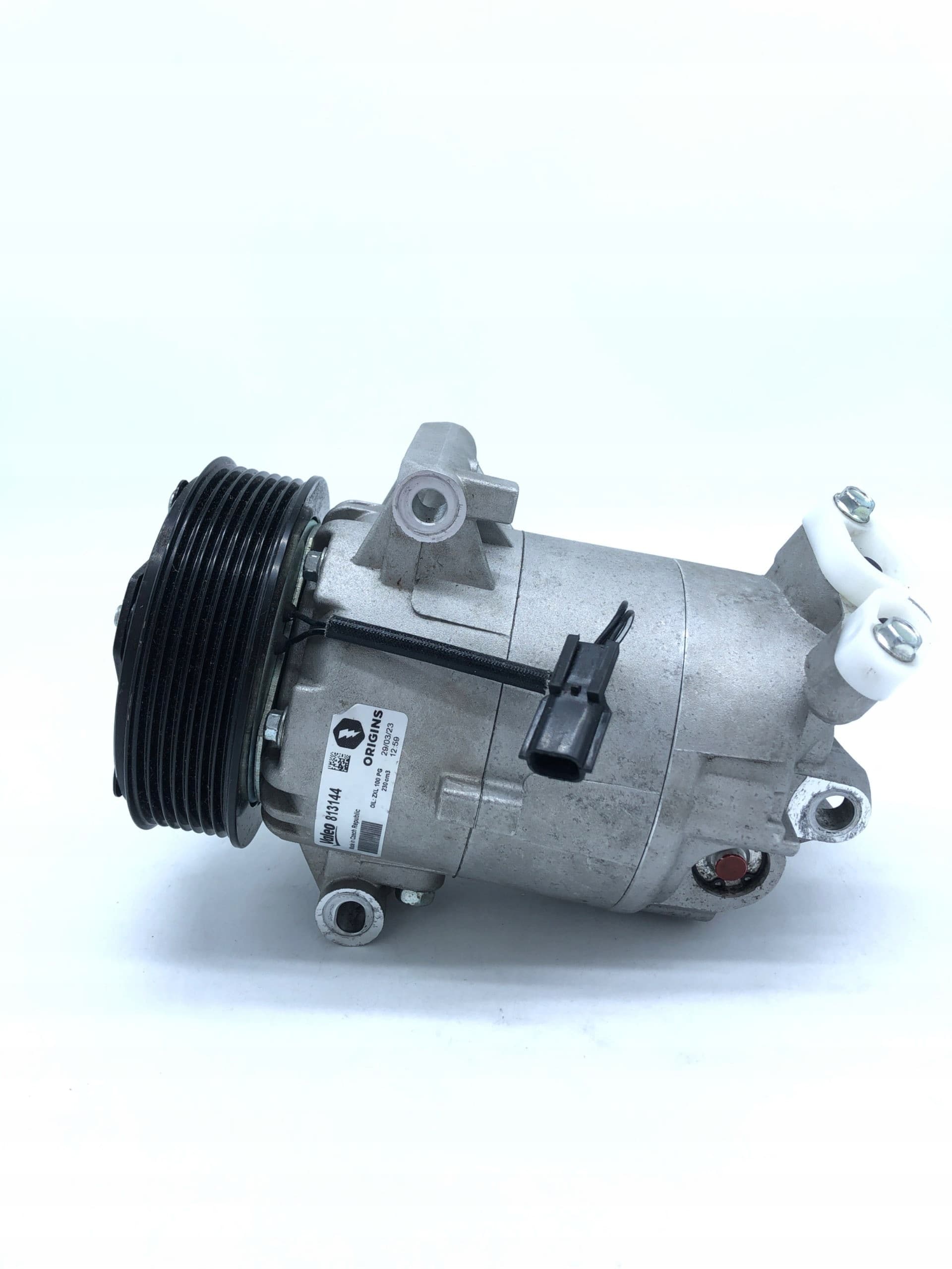 Compresor de aire acondicionado Valeo 813144 usado 3