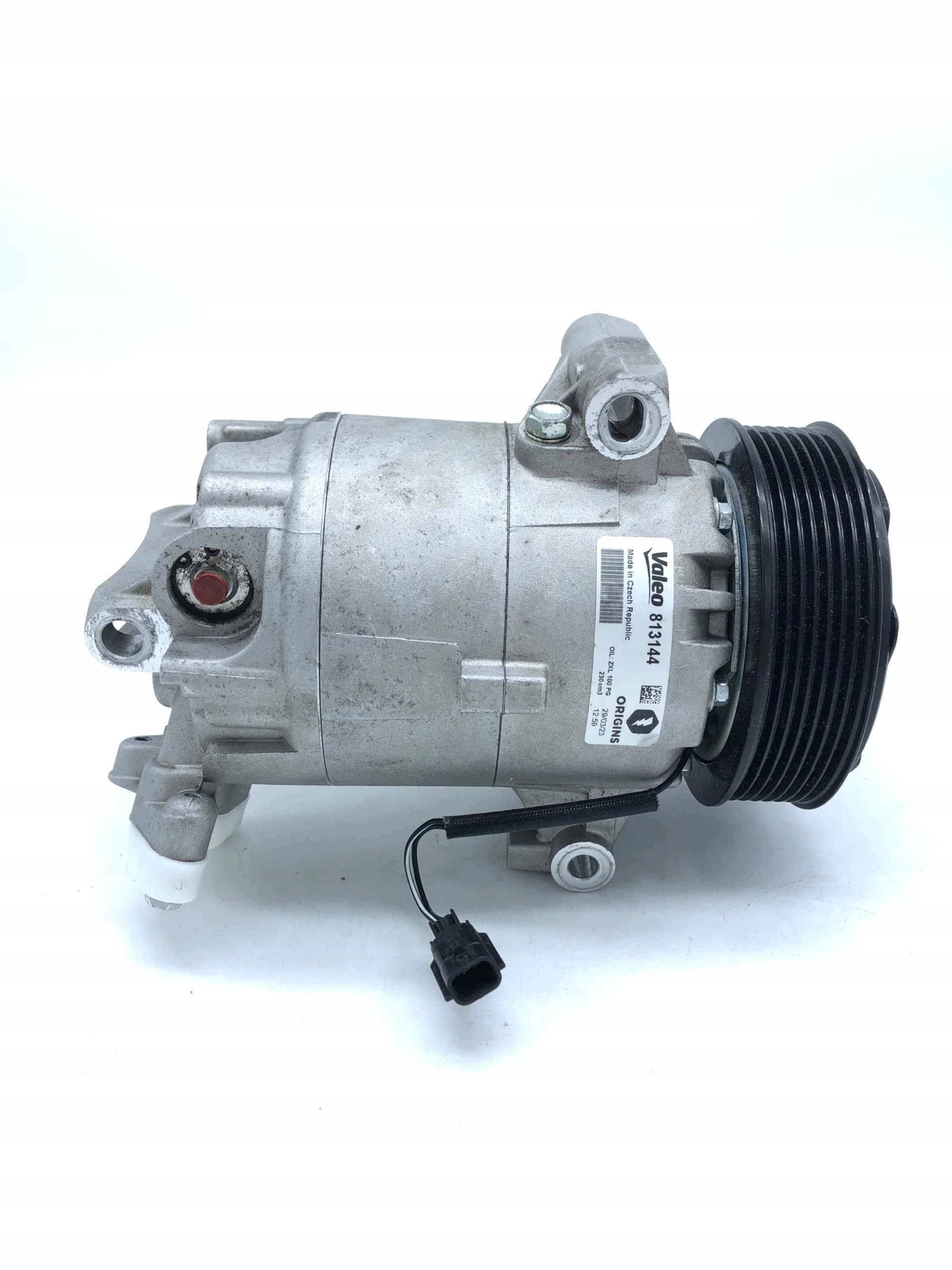 Compresor de aire acondicionado Valeo 813144 usado 5